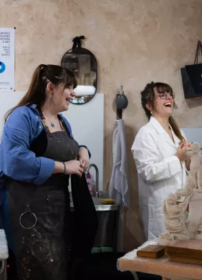 Atelier pratique où des jeunes manipulent un luminaire et une sculpture