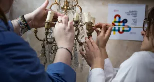 Restauration d'un lustre à l'atelier Marine Fagetton pendant les JEMA 2024