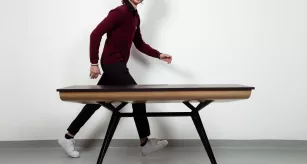 Benoît Laffargue, étudiant en ébénisterie, posant avec son œuvre Secrétaire, un bureau innovant, amovible et connecté