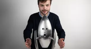 Wandrille Bonnin, étudiant en horlogerie, posant avec son œuvre "Prométhéus, pendule à poser"