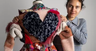 Lénaïg Gorge, étudiante en DN MADE Spectacle spécialité Costume, posant avec son œuvre,Costume de Magdelon dans les Précieuses Ridicules de Molière