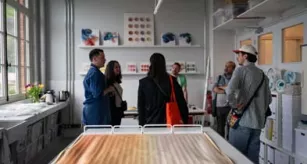 Echange dans un atelier de designer textile