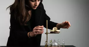 Marianne Blengino posant avec son œuvre, Olfaction, bijou d'orfèvrerie