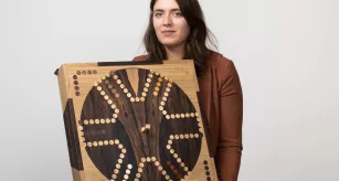 Nora Magaud posant avec son œuvre, le Tock d'André