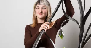 Pauline Raud posant avec son œuvre "Fritillaire pintade, départ de rampe"