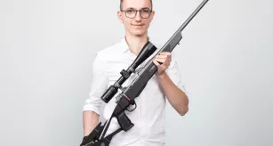 Yoan Nardi posant avec son œuvre, Mountain SPR-C, Carabine de chasse et de tir