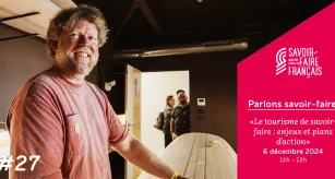 Carton du webinaire n°25 avec un fabricant de planche de surf souriant ouvrant la porte de son atelier au public