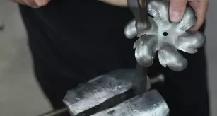 Serge Pascal Maître d'art releveur repousseur