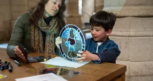 Découverte du vitrail pour les enfants à la Saint-Chapelle, lors des JEMA 2025.