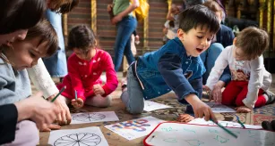 Enfants à un atelier vitrail à la sainte chapelle